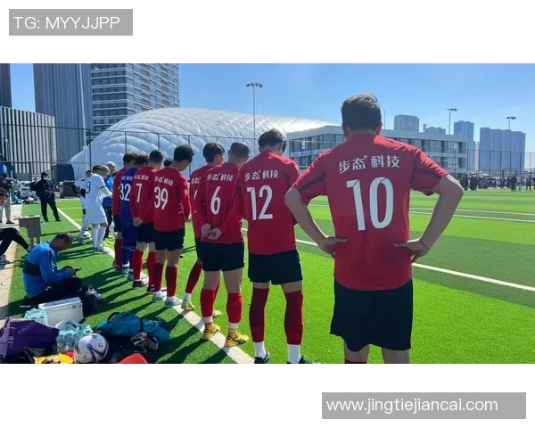 足球球星在绿茵场上展开双臂仿佛拥抱世界释放无限激情